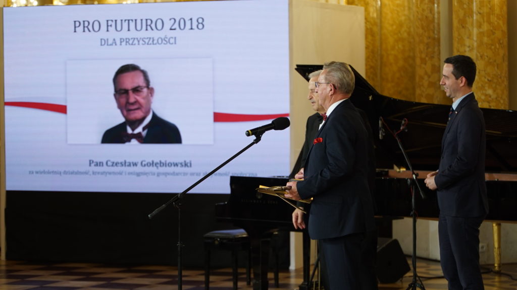 Prezes Czesław Gołębiowski odbiera nagrodę PRO FUTURO 2018 DLA PRZYSZŁOŚCI