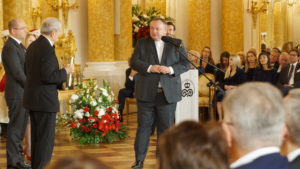 Ks. prof. Waldemar Cisło odbiera nagrodę PRO PUBLICO BONO 2018 ZA DZIAŁALNOŚĆ SPOŁECZNĄ