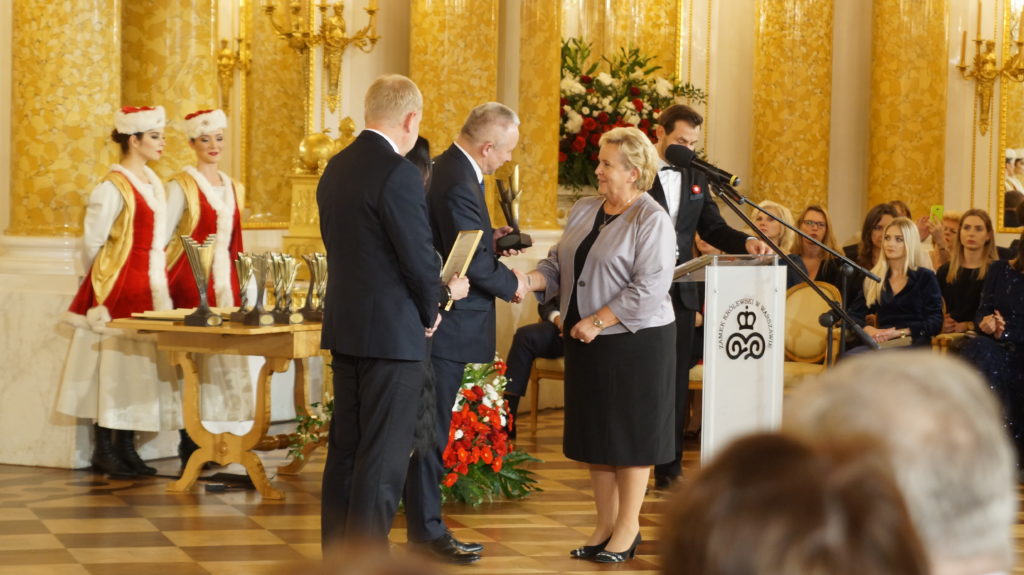 Nagrodę dla Warszawskiej Spółdzielni Spożywców SPOŁEM odbiera Anna Tylkowska, Prezes Zarządu