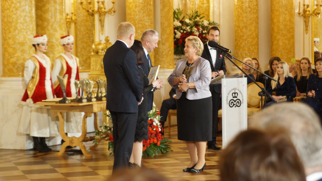 Nagrodę dla Warszawskiej Spółdzielni Spożywców SPOŁEM odbiera Anna Tylkowska, Prezes Zarządu