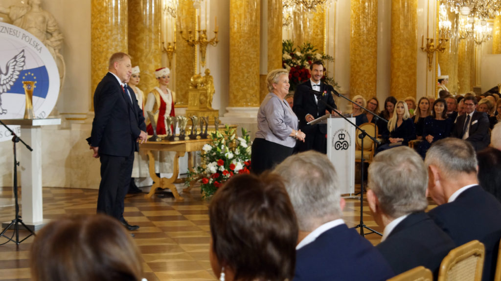 Nagrodę dla Warszawskiej Spółdzielni Spożywców SPOŁEM odbiera Anna Tylkowska, Prezes Zarządu