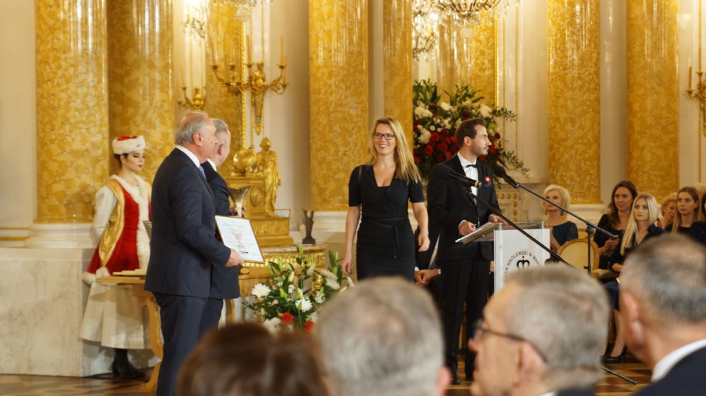 Nagrodę dla Warszawskiej Fabryki Platerów HEFRA S.A.. odbiera Prezes Zarządu Ewa Bałdyga