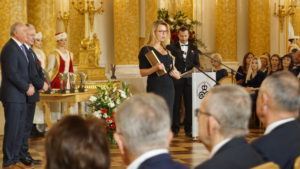 Nagrodę dla Warszawskiej Fabryki Platerów HEFRA S.A.. odbiera Prezes Zarządu Ewa Bałdyga