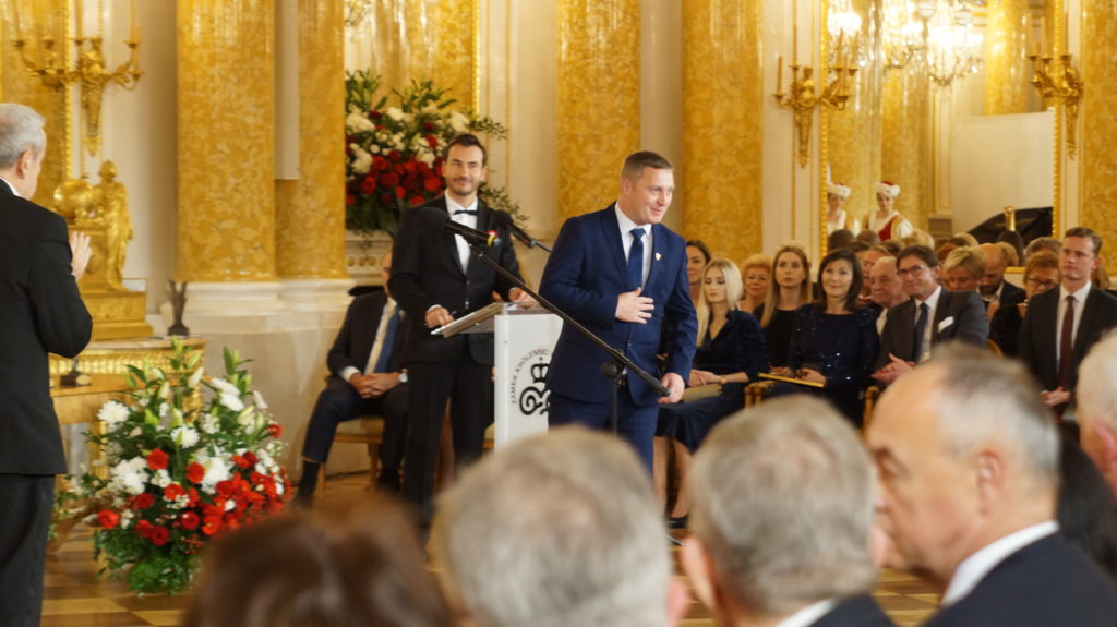 Nagrodę dla Pogoni Lwów odbiera Prezes Zarządu Klubu Sportowego Marek Horbań