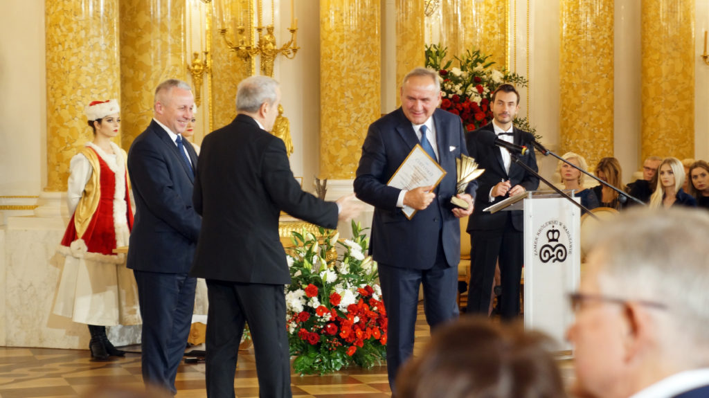 Nagrodę dla Polskiego Komitetu Olimpijskiego odbiera Prezes Andrzej Kraśnicki