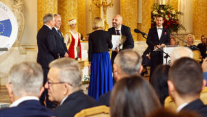 Nagrodę dla Teatru Wielkiego Opery Narodowej odbiera Wojciech Parchem, Pełnomocnik Dyrektora