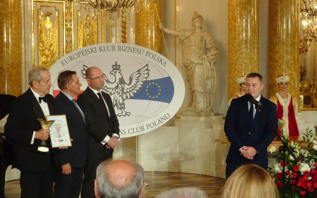 Nagrodę dla Pogoni Lwów odbiera Prezes Zarządu Klubu Sportowego Marek Horbań