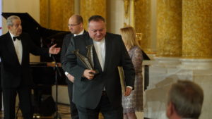 Ks. prof. Waldemar Cisło odbiera nagrodę PRO PUBLICO BONO 2018 ZA DZIAŁALNOŚĆ SPOŁECZNĄ