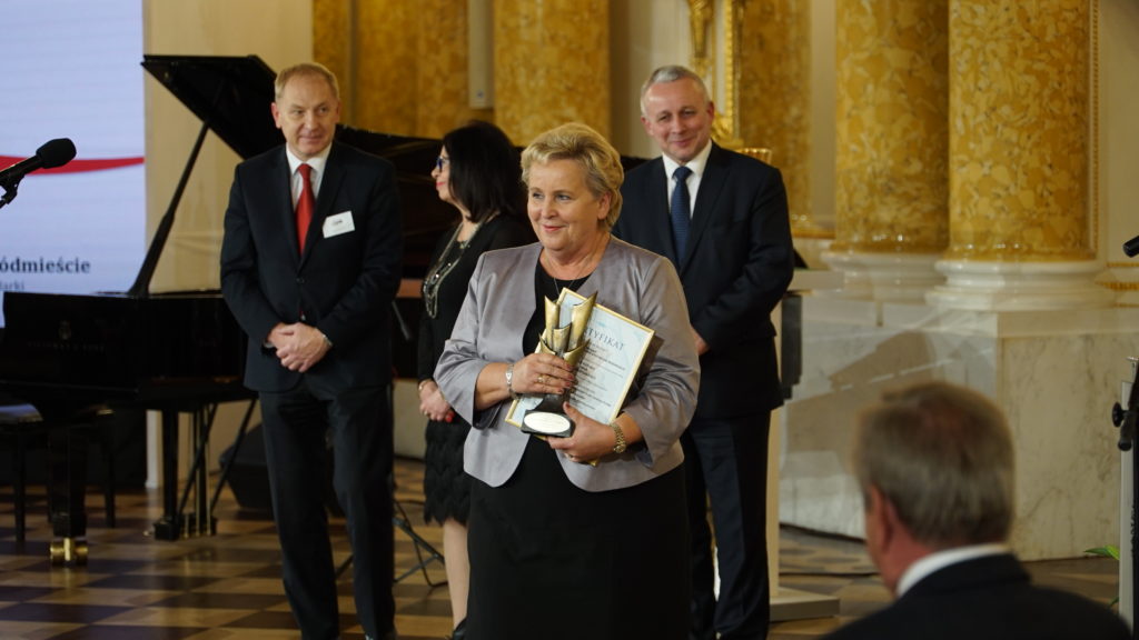 Nagrodę dla Warszawskiej Spółdzielni Spożywców SPOŁEM odbiera Anna Tylkowska, Prezes Zarządu
