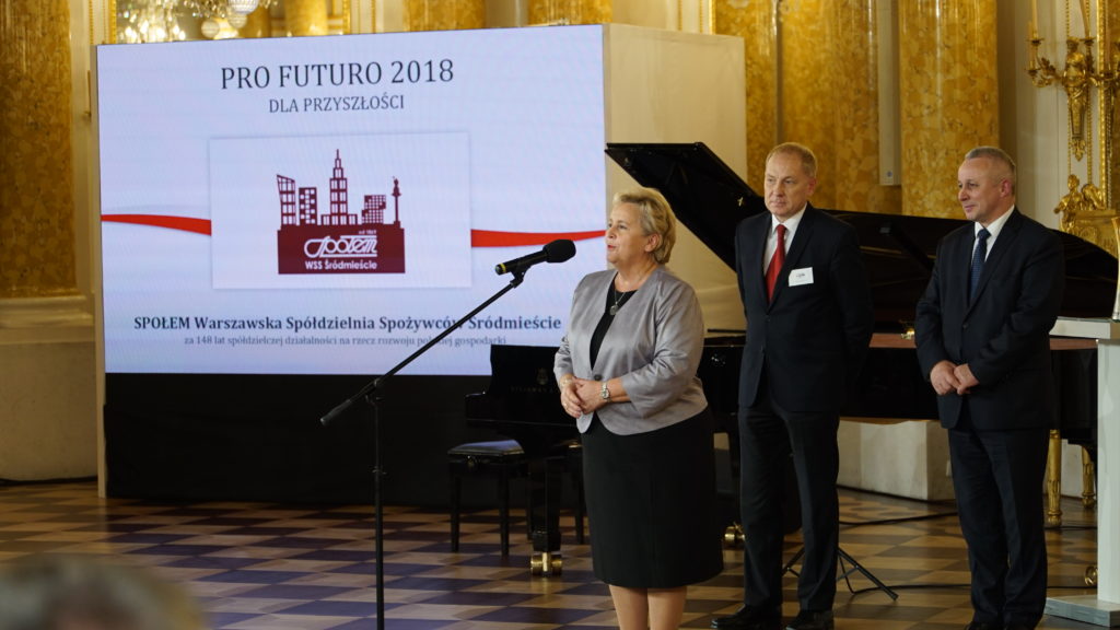 Nagrodę dla Warszawskiej Spółdzielni Spożywców SPOŁEM odbiera Anna Tylkowska, Prezes Zarządu