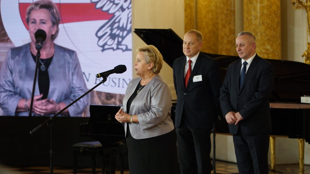 Nagrodę dla Warszawskiej Spółdzielni Spożywców SPOŁEM odbiera Anna Tylkowska, Prezes Zarządu