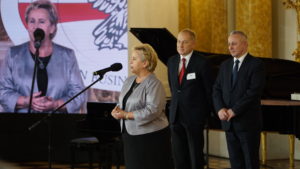 Nagrodę dla Warszawskiej Spółdzielni Spożywców SPOŁEM odbiera Anna Tylkowska, Prezes Zarządu