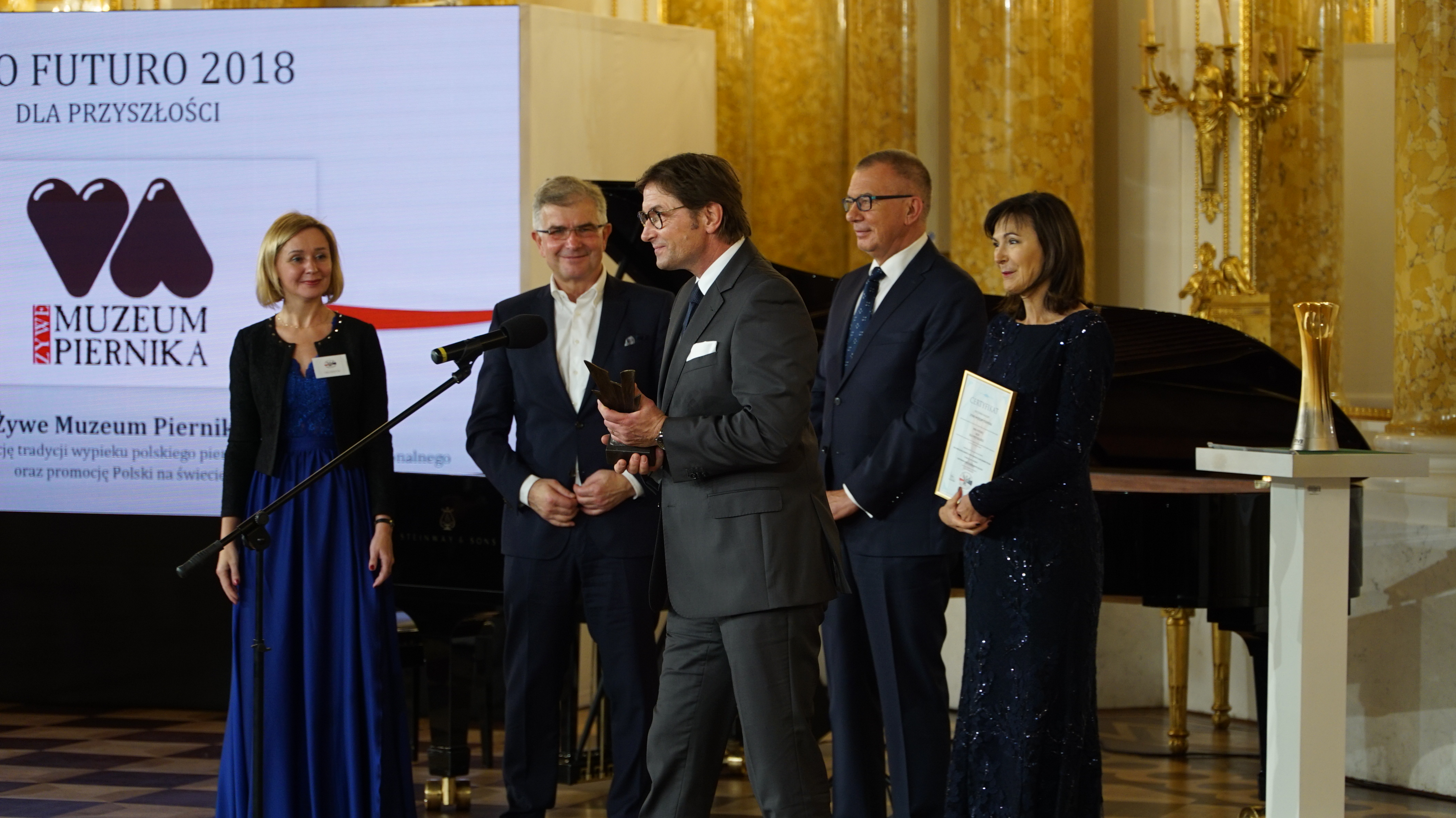 Nagrodę dla Żywego Muzeum Piernika odbierają właściciele Elżbieta i Andrzej Olszewscy