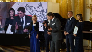 Nagrodę dla Żywego Muzeum Piernika odbierają właściciele Elżbieta i Andrzej Olszewscy