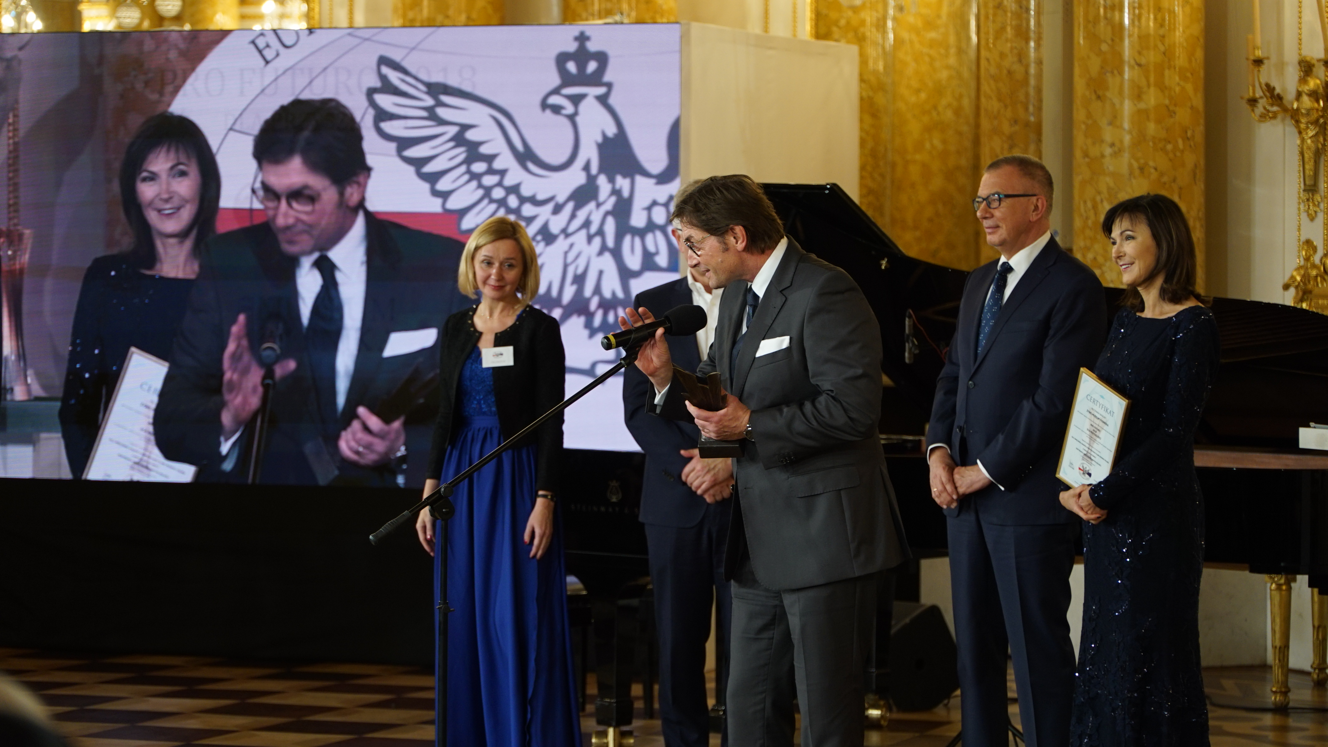 Nagrodę dla Żywego Muzeum Piernika odbierają właściciele Elżbieta i Andrzej Olszewscy