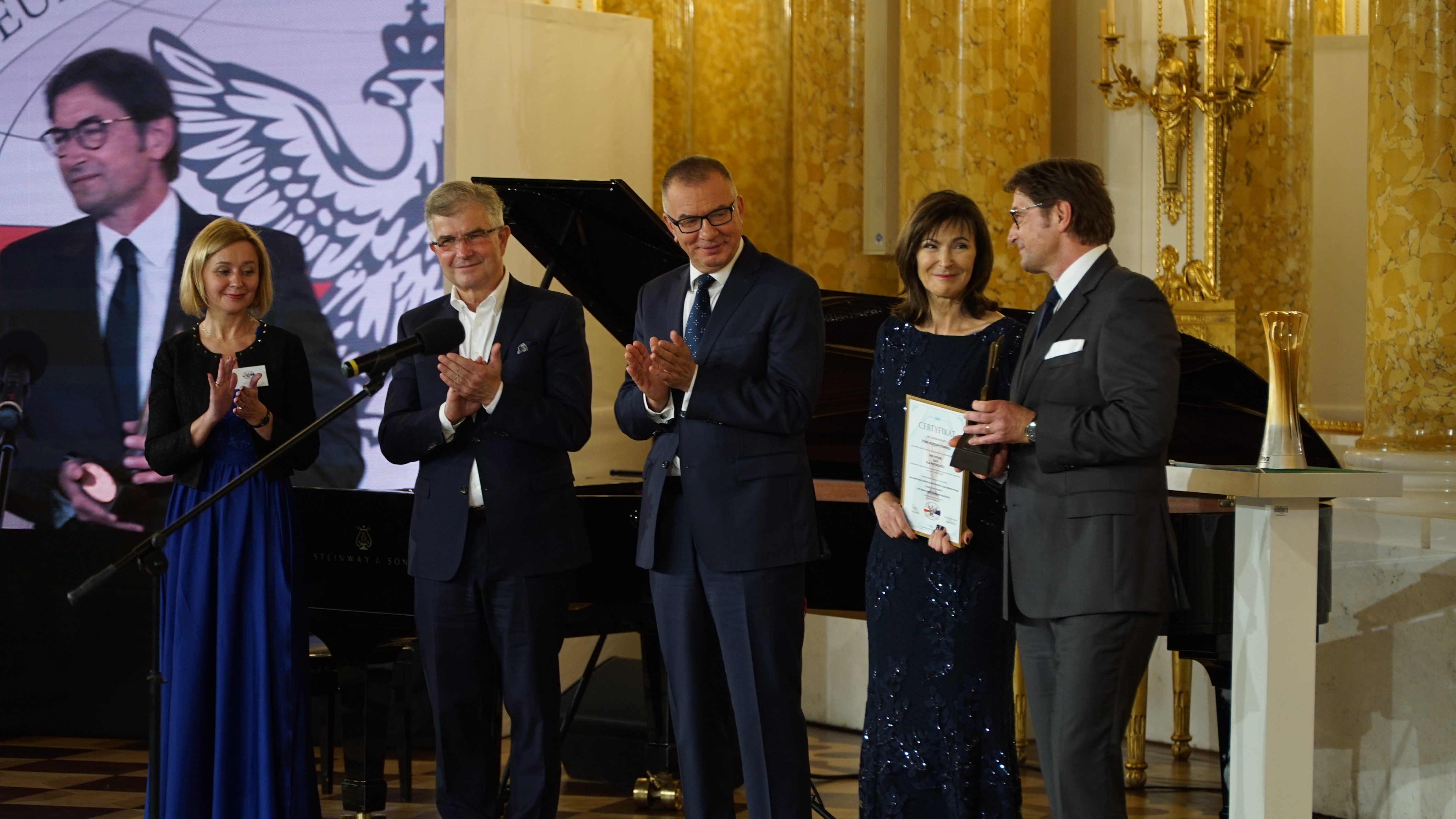 Nagrodę dla Żywego Muzeum Piernika odbierają właściciele Elżbieta i Andrzej Olszewscy