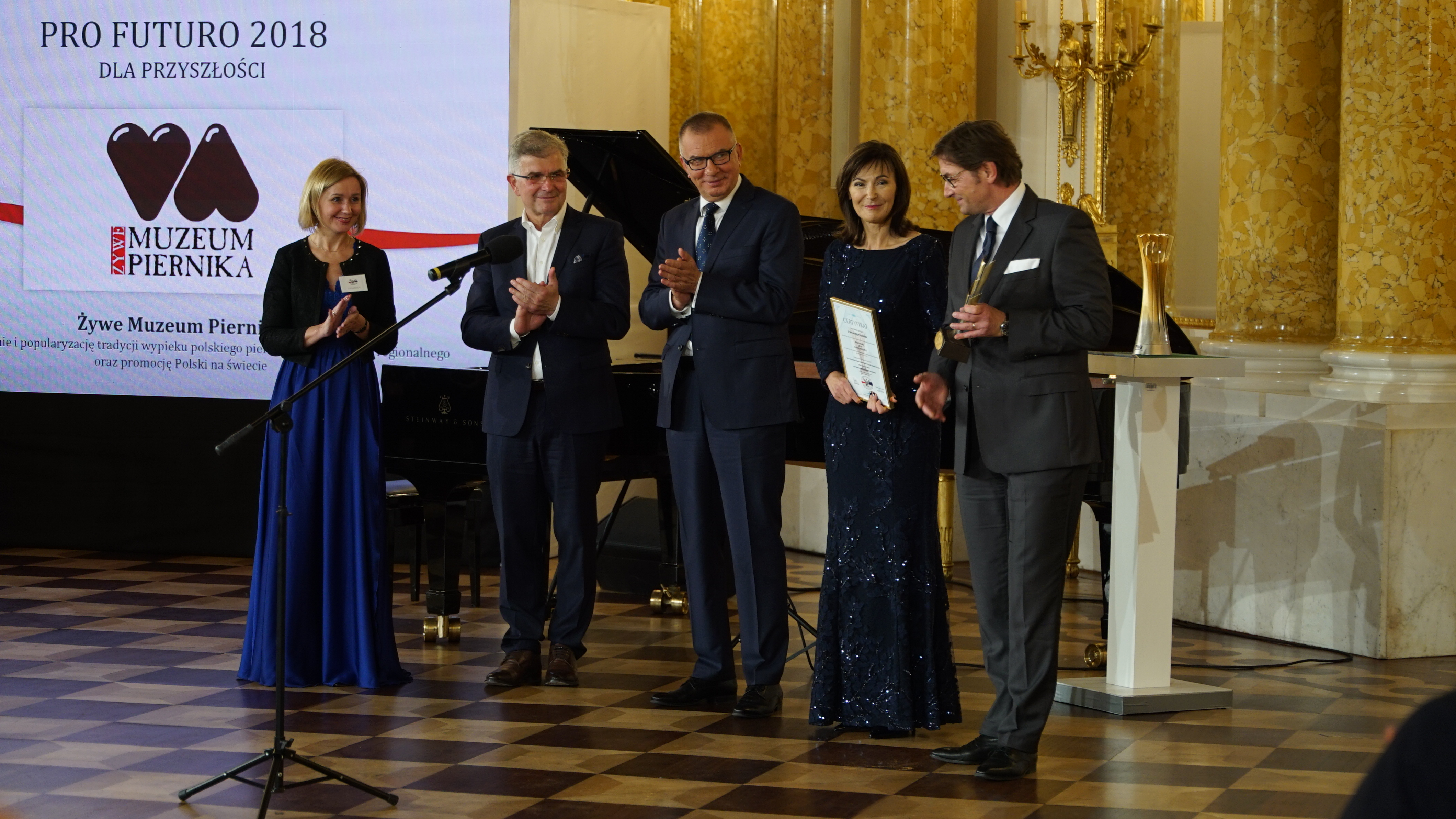 Nagrodę dla Żywego Muzeum Piernika odbierają właściciele Elżbieta i Andrzej Olszewscy