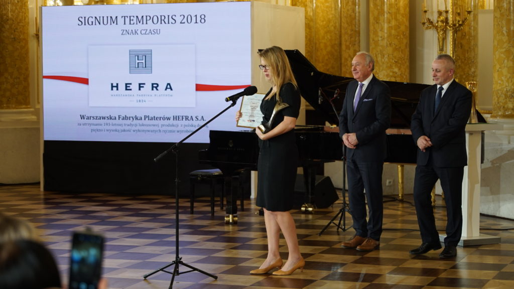 Nagrodę dla Warszawskiej Fabryki Platerów HEFRA S.A.. odbiera Prezes Zarządu Ewa Bałdyga