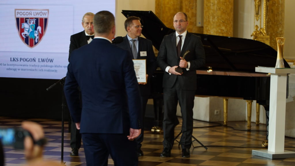 Nagrodę dla Pogoni Lwów odbiera Prezes Zarządu Klubu Sportowego Marek Horbań