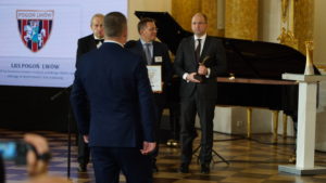 Nagrodę dla Pogoni Lwów odbiera Prezes Zarządu Klubu Sportowego Marek Horbań