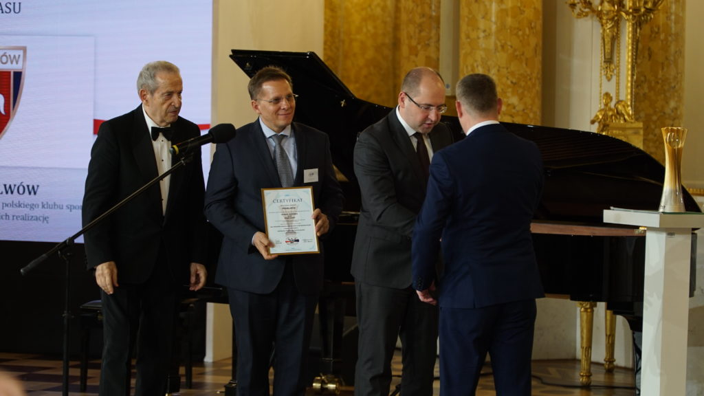 Nagrodę dla Pogoni Lwów odbiera Prezes Zarządu Klubu Sportowego Marek Horbań