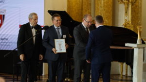 Nagrodę dla Pogoni Lwów odbiera Prezes Zarządu Klubu Sportowego Marek Horbań
