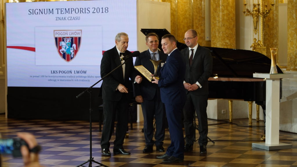 Nagrodę dla Pogoni Lwów odbiera Prezes Zarządu Klubu Sportowego Marek Horbań