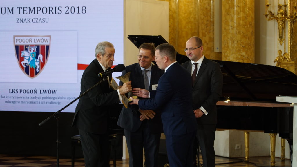 Nagrodę dla Pogoni Lwów odbiera Prezes Zarządu Klubu Sportowego Marek Horbań