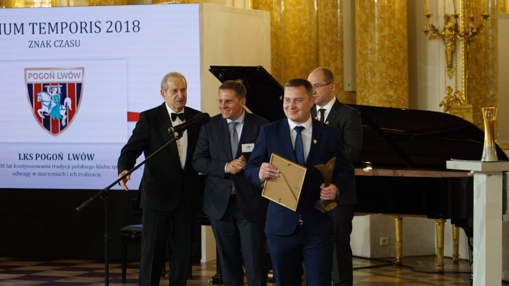 Nagrodę dla Pogoni Lwów odbiera Prezes Zarządu Klubu Sportowego Marek Horbań