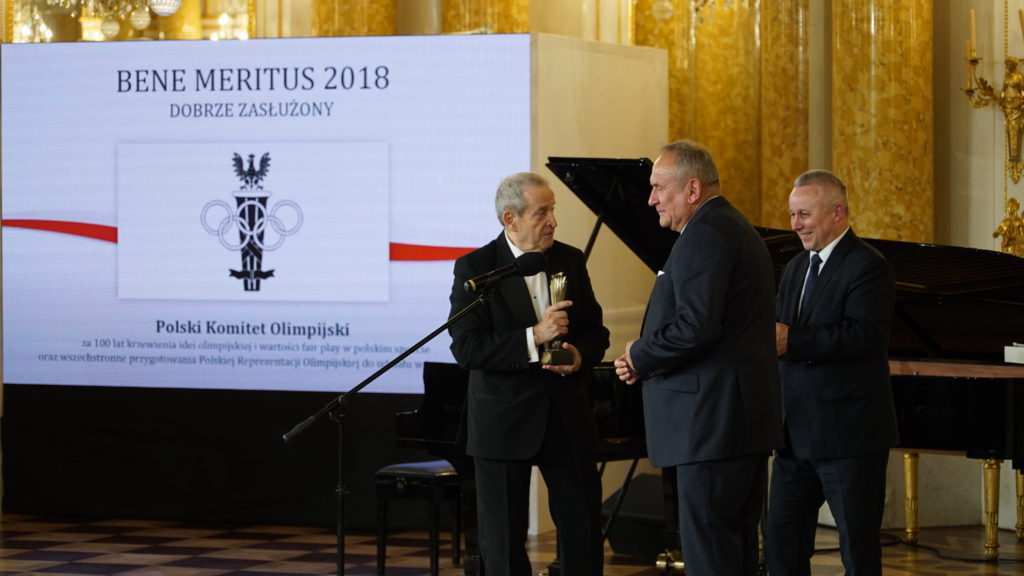 Nagrodę dla Polskiego Komitetu Olimpijskiego odbiera Prezes Andrzej Kraśnicki