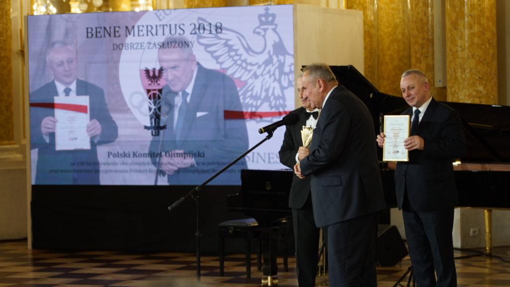 Nagrodę dla Polskiego Komitetu Olimpijskiego odbiera Prezes Andrzej Kraśnicki
