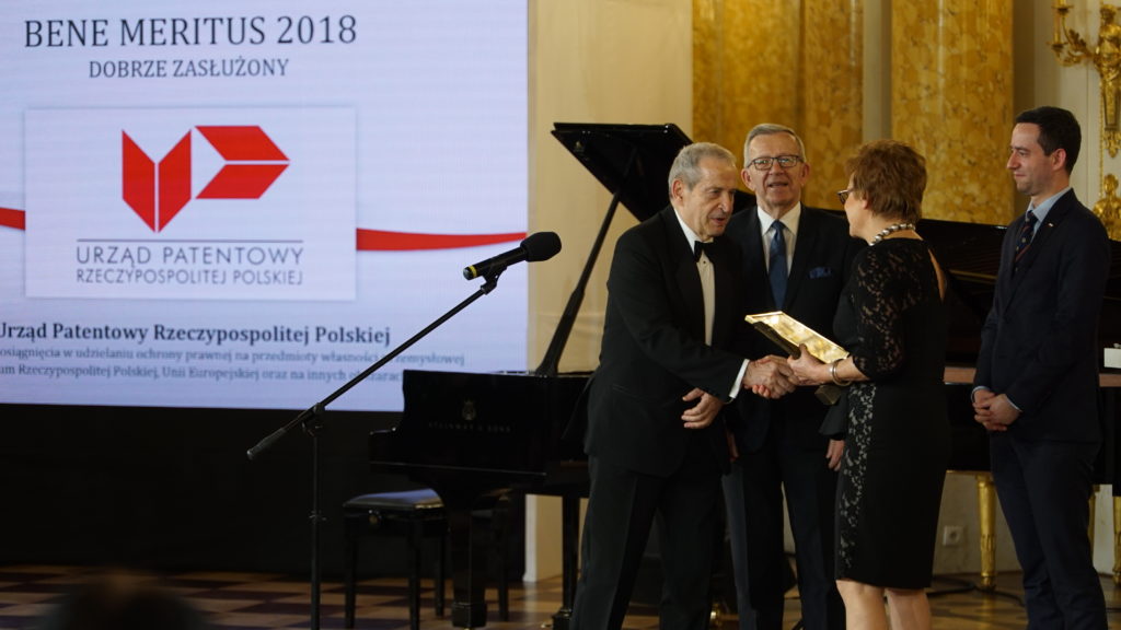 Nagrodę dla Urzędu Patentowego Rzeczypospolitej Polskiej odbiera Prezes dr Alicja Adamczak