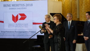 Nagrodę dla Urzędu Patentowego Rzeczypospolitej Polskiej odbiera Prezes dr Alicja Adamczak