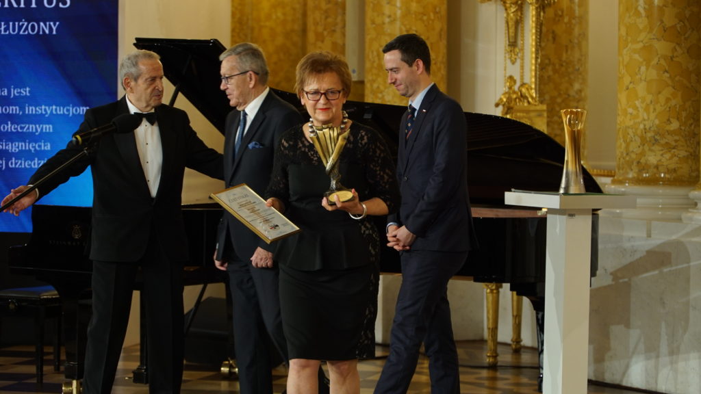 Nagrodę dla Urzędu Patentowego Rzeczypospolitej Polskiej odbiera Prezes dr Alicja Adamczak