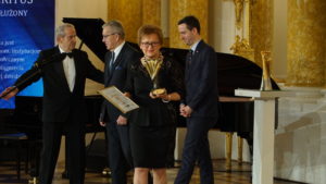 Nagrodę dla Urzędu Patentowego Rzeczypospolitej Polskiej odbiera Prezes dr Alicja Adamczak