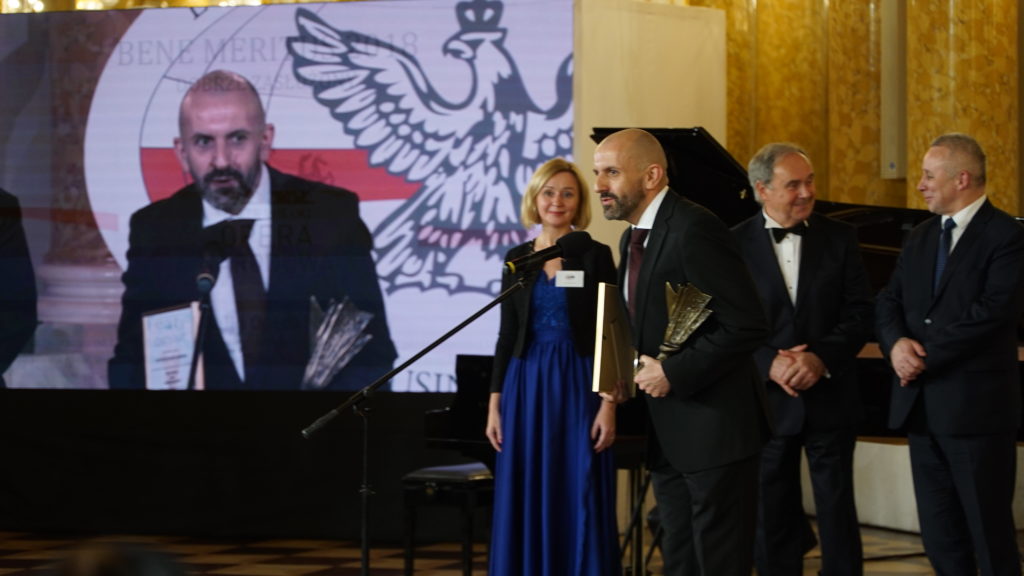 Nagrodę dla Teatru Wielkiego Opery Narodowej odbiera Wojciech Parchem, Pełnomocnik Dyrektora