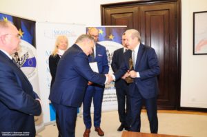 Nagrodę dla PORTU GDYNIA odbiera Prezes Zarządu Adam Meller oraz Dyrektor ds Marketingu i Współpracy z Zagranicą Maciej Krzesiński