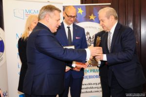 Nagrodę dla PORTU GDYNIA odbiera Prezes Zarządu Adam Meller oraz Dyrektor ds Marketingu i Współpracy z Zagranicą Maciej Krzesiński
