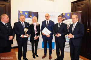 Nagrodę dla PORTU GDYNIA odbiera Prezes Zarządu Adam Meller oraz Dyrektor ds Marketingu i Współpracy z Zagranicą Maciej Krzesiński