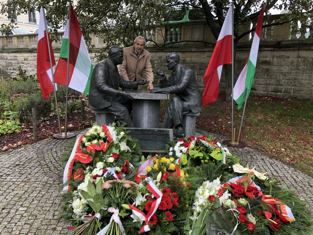 Janusz Cieślak, Prezes Europejskiego Klubu Biznesu Polska przy pomniku Henryka Sławika i Józsefa Antalla seniora. 