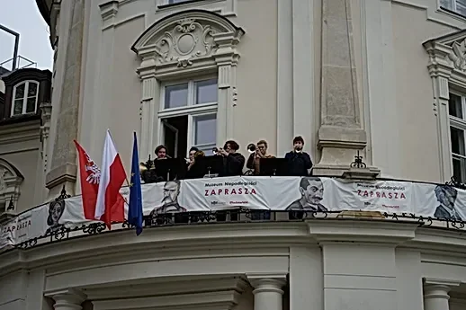 Muzeum Niepodległości podczas odśpiewania hymnu Polski.