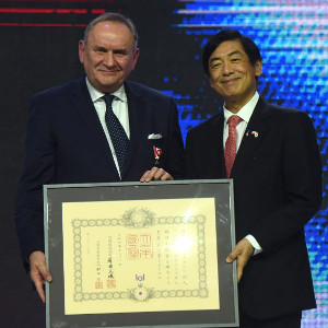 Prezes PKOL Andrzej Kraśnicki, laureat nagrody EKB Polska Victoria Europae, uhonorowany japońskim Orderem Wschodzącego Słońca.
