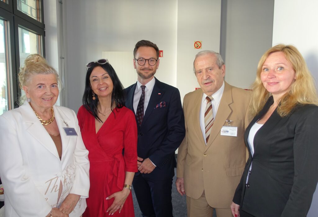 Od lewej: Prezes Barbara Remiszewska, Redaktor Naczelna Beata Sekuła, Minister Waldemar Buda, Prezes Janusz Cieślak i Prof. Joanna Paliszkiewicz. 
