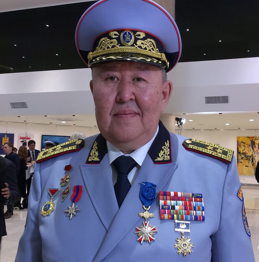 Generał Boldbaatar Zagdsuren. z Krzyżem Oficerskim Orderu Zasługi Rzeczpospolitej Polskiej.