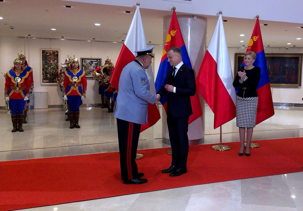Prezydent Andrzej Duda wręcza odznaczenie Generałowi Boldbaatar Zagdsuren.