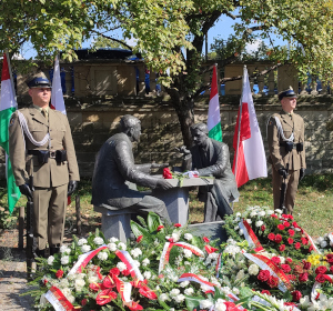PAMIĘTAMY I DZIĘKUJEMY – doroczna uroczystość przed warszawskim pomnikiem Henryka Sławika i Józsefa Antalla seniora.