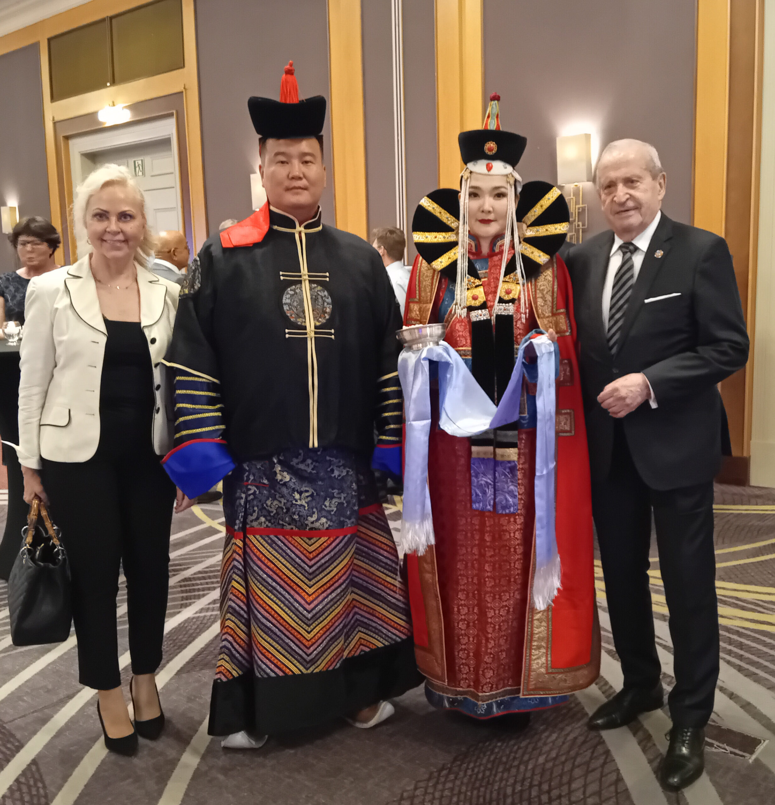 Prezes Europejskiego Klubu Biznesu Polska Pan Janusz Cieślak i Pani Bożena Banasik - Cieślak wraz z parą Mongołów w narodowych strojach ślubnych.