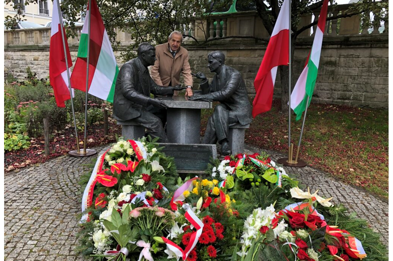 Janusz Cieślak, the President of The European Business Club Poland next to monument to Henryk Sławik and József Antall Senior