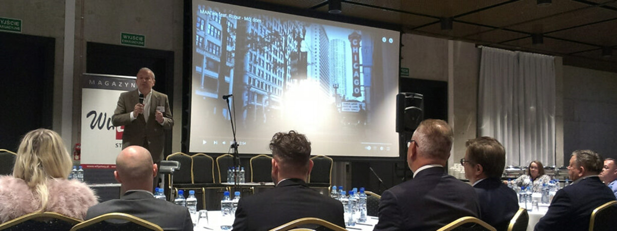 Janusz Cieślak, President of the European Business Club Poland, during the welcoming ceremony.